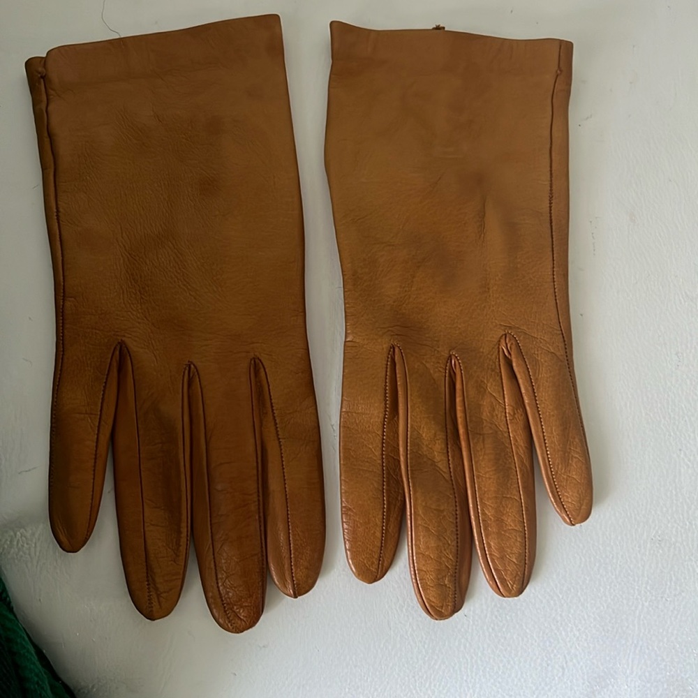 Gently used Neiman Marcus Ladies size 7 leather gloves